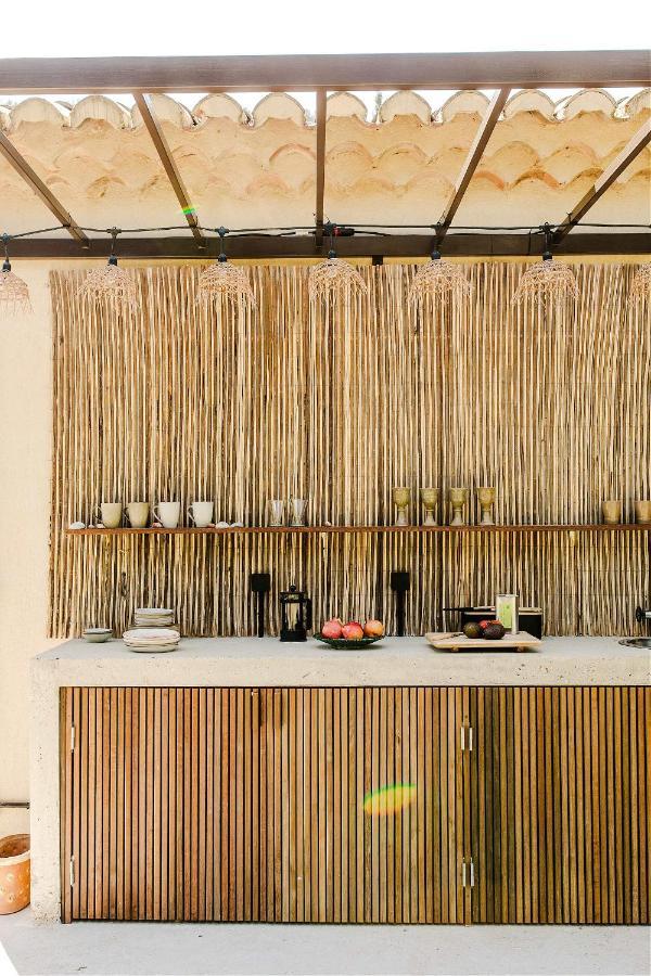 Hotel La Roussatino à Saint-Étienne-du-Grès Extérieur photo